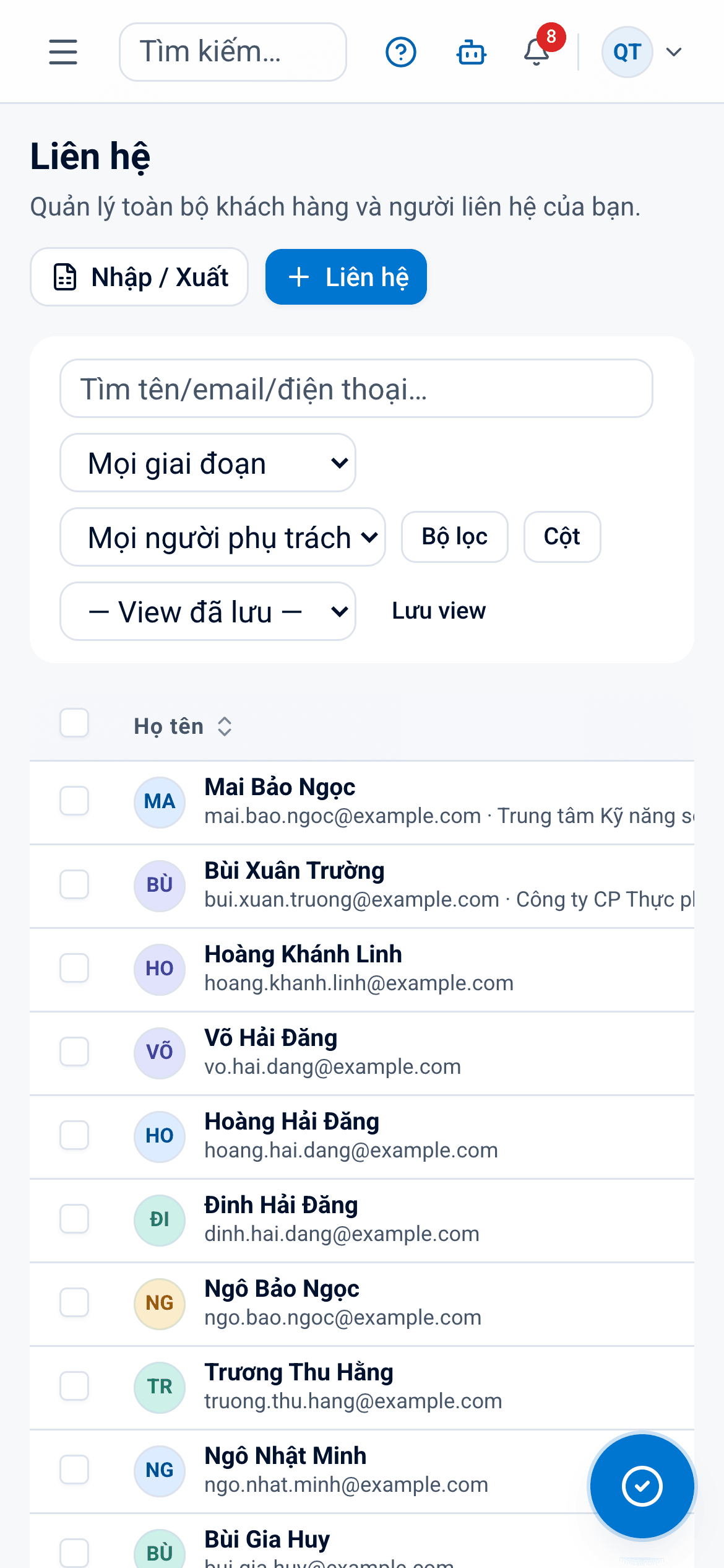 Danh sách khách hàng của Salezy trên điện thoại: lọc theo giai đoạn và người phụ trách