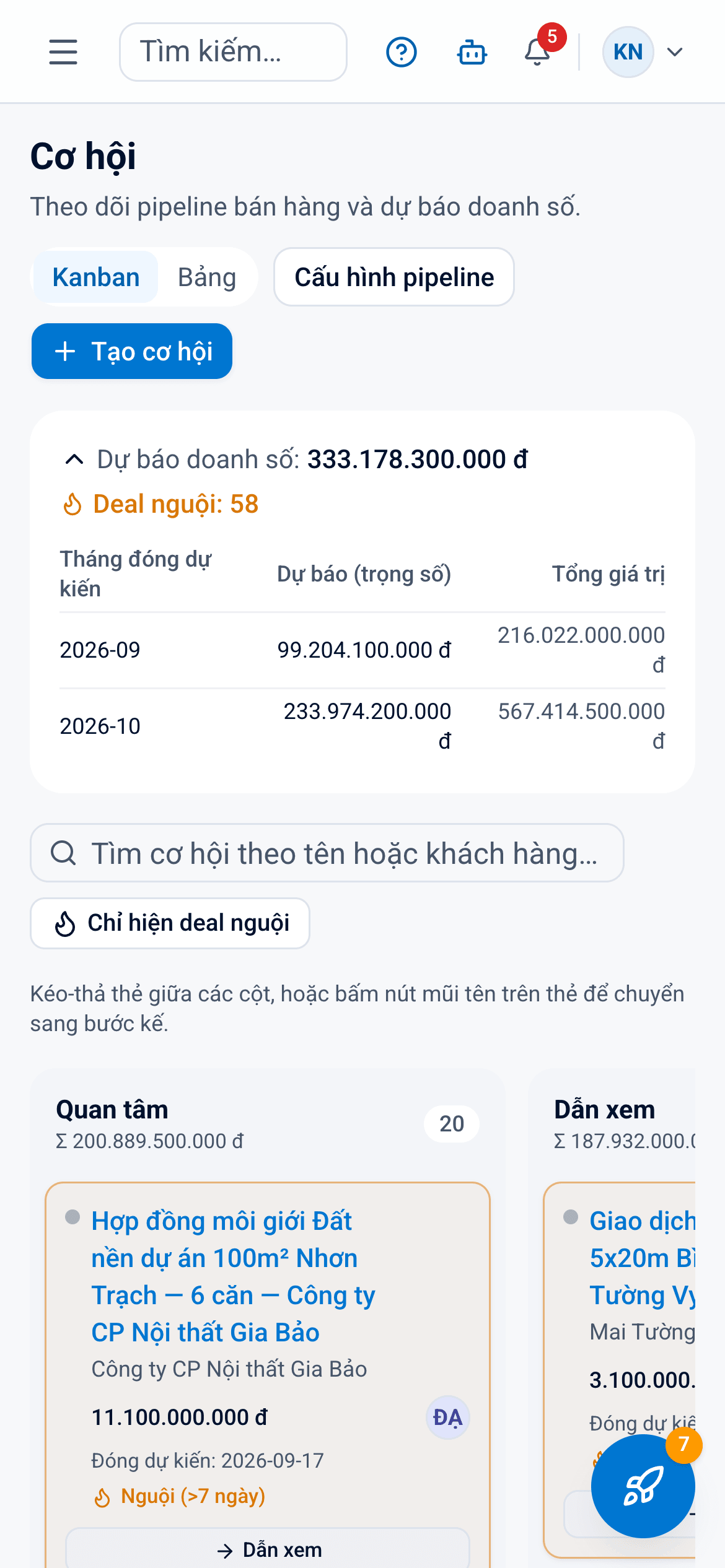 Màn Cơ hội của Salezy trên điện thoại: các cột Quan tâm và Dẫn xem, mỗi thẻ là một giao dịch bất động sản kèm giá trị và ngày đóng dự kiến