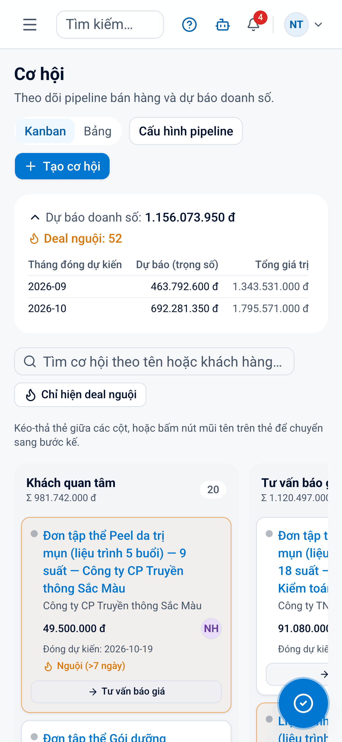 Màn Cơ hội của Salezy trên điện thoại: ô dự báo doanh số theo tháng, bộ lọc deal nguội, và bảng Kanban với các cột Khách quan tâm, Tư vấn báo giá — mỗi thẻ là một đơn liệu trình spa kèm số tiền, người phụ trách và ngày đóng dự kiến